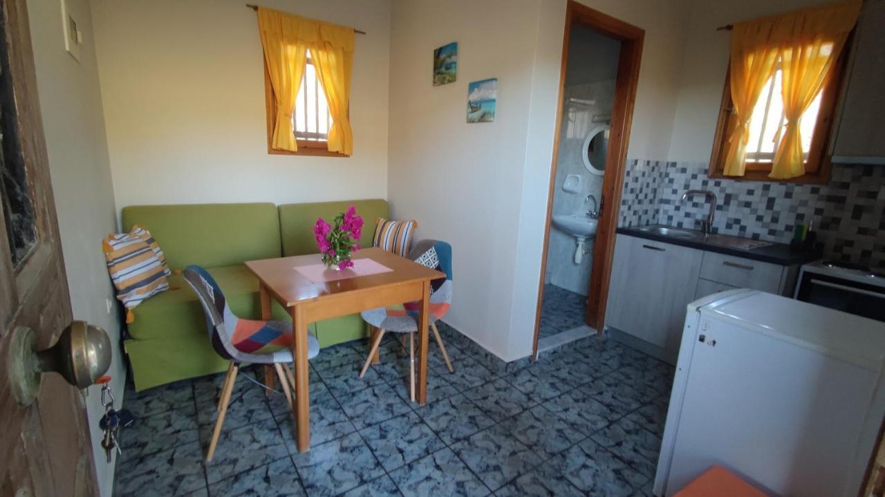 Tramonto Nel Delfini Apartment Kini Exterior foto